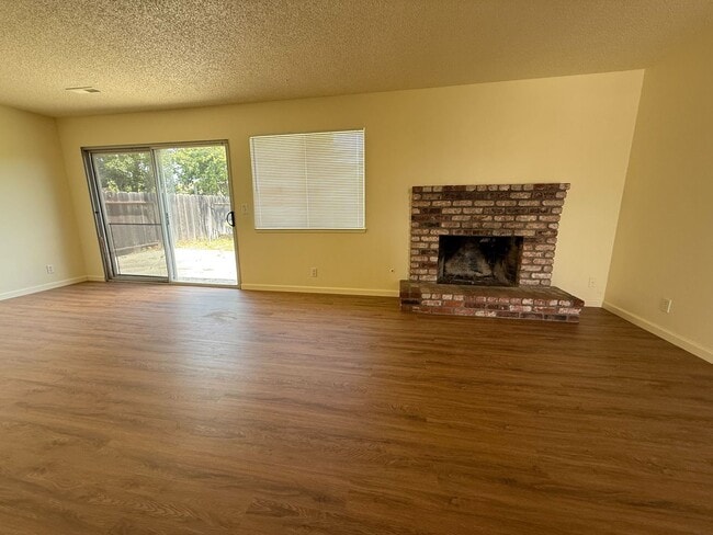 Building Photo - Charming North Salinas 3BR/2BA with Privat...