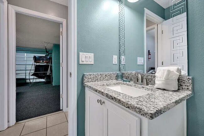 Building Photo - 112 Paloma Dr