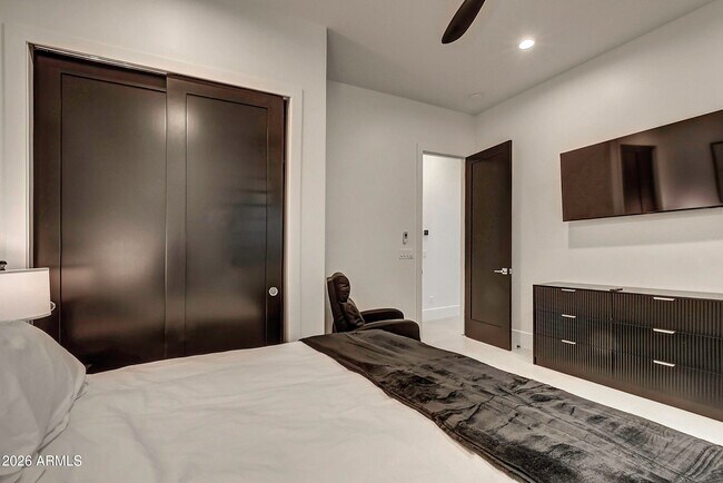 Building Photo - 6401 E Larkspur Dr