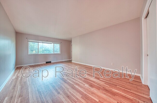 Building Photo - 26 S Hampton Rd