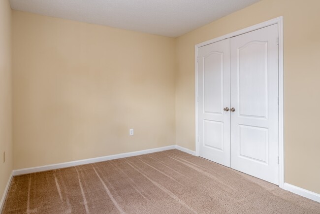 Building Photo - Largest 3 Bedroom 2 Bath Available $1,599/mo - $0-Deposit