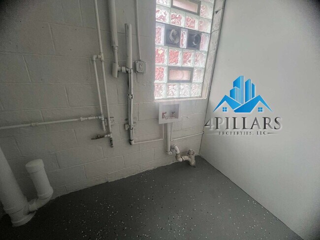 Building Photo - "Cozy 1-Bedroom Duplex Gem on Sohl Avenue - Plenty of Comfort!"