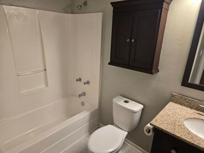 Building Photo - 2BR/2BA just minutes from Shands Hospital ...