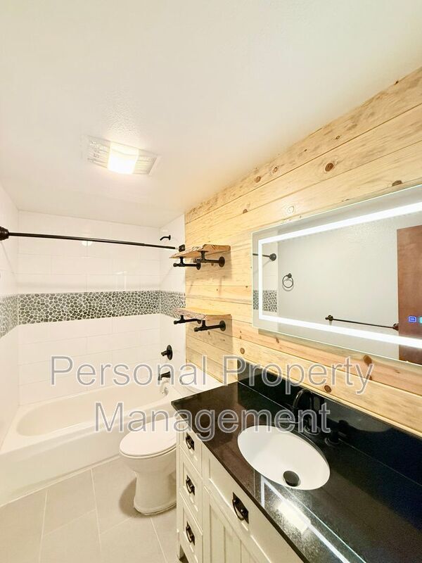 Building Photo - 9411 NE Pinecreek St