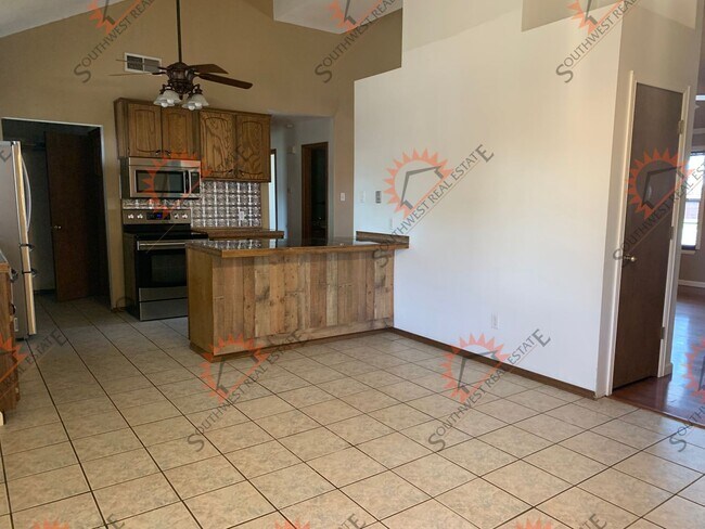 Building Photo - 3 BEDROOM/2 FULL BATH/2 CAR GARAGE