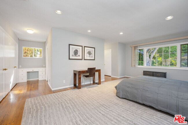 Building Photo - 723 Sierra Dr