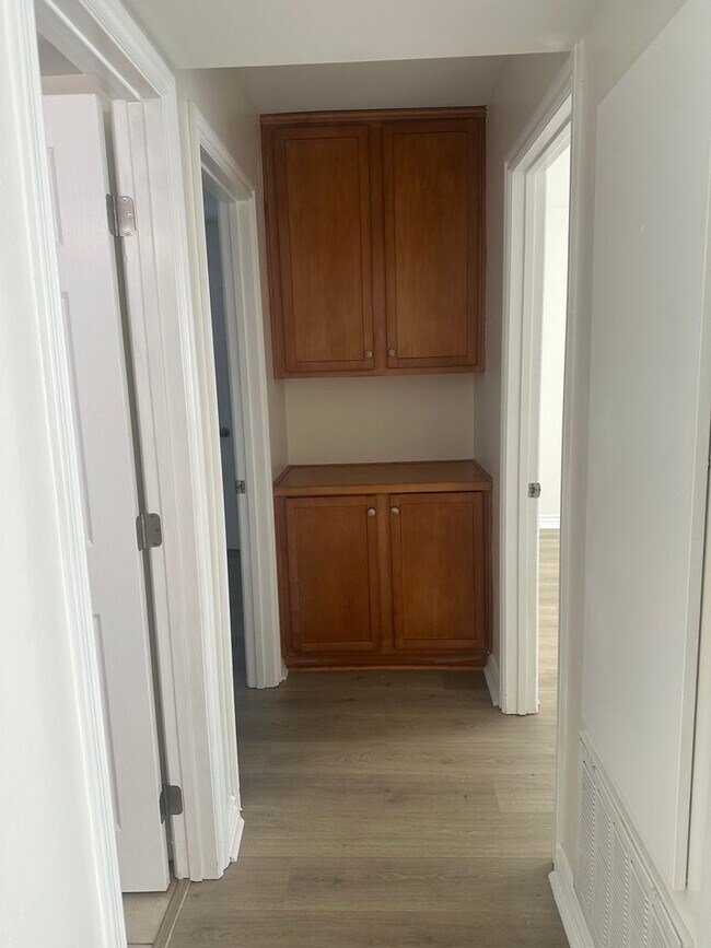Building Photo - E MADISON - BEAUTIFUL 2nd FLR CONDO IN EL ...