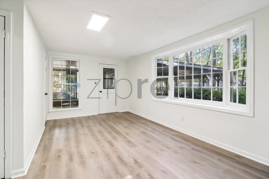 Building Photo - 4810 Chapel Hill Rd