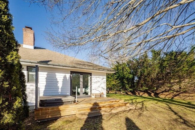 Building Photo - 89 Pantigo Rd