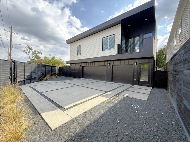 Building Photo - 1015 E 27th St