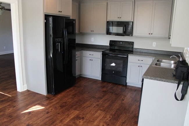 Building Photo - Athens City - Large Fenced in Backyard!