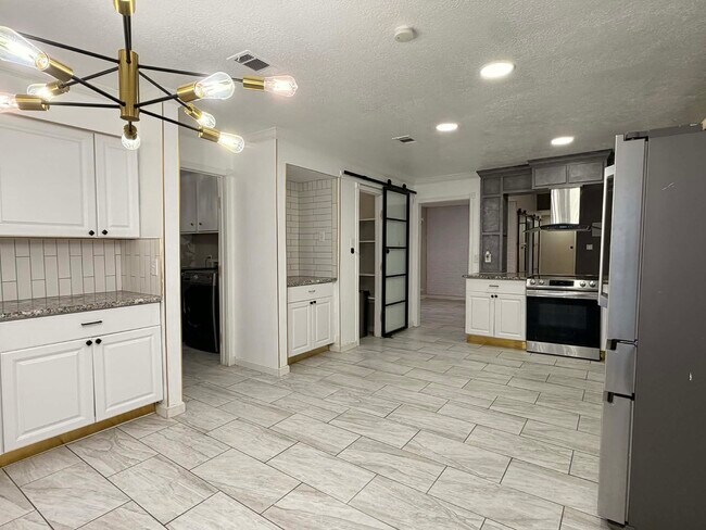 Building Photo - 6610 Campden Dr