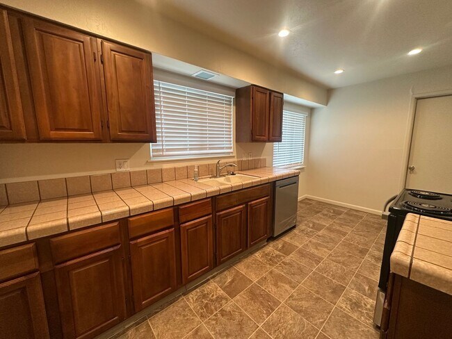 Building Photo - Charming 3-Bed Home with Huge Yard & Fresh...