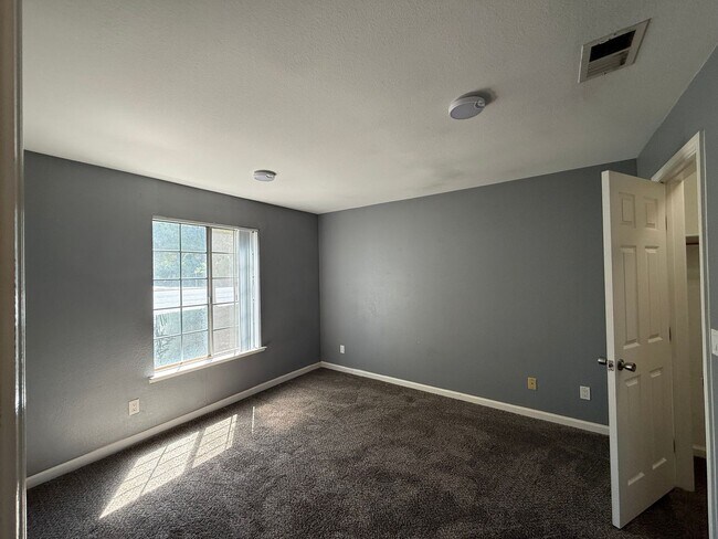 Building Photo - Parkview condo close to shopping & freeway access!