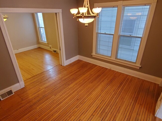 Building Photo - Historic eastside townhome