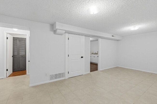 Building Photo - Charming Basement Apartment with Modern Finishes and Flat-Rate Utilities