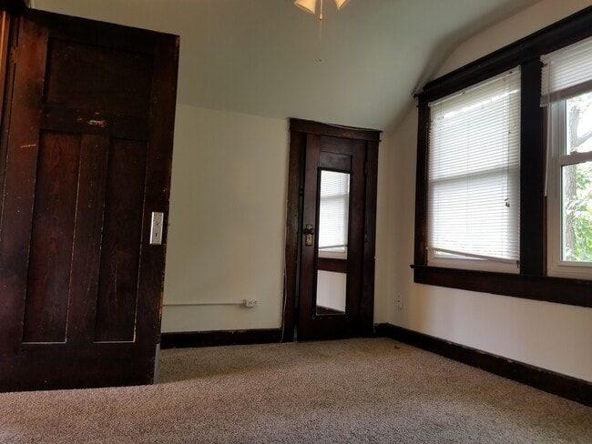 Building Photo - 408 E Cottage Grove Ave