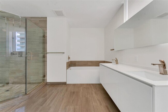 Building Photo - 1300 Brickell Bay Dr