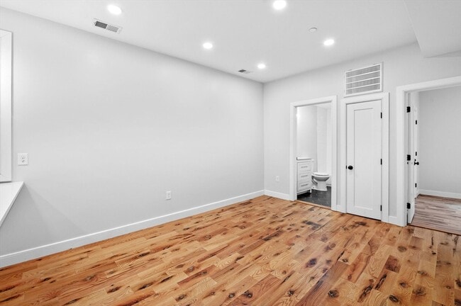 Building Photo - 283 Chelsea St