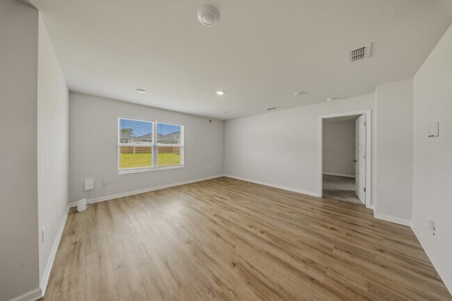 Building Photo - Huge 4 bedroom 2 bathroom home in Southwood