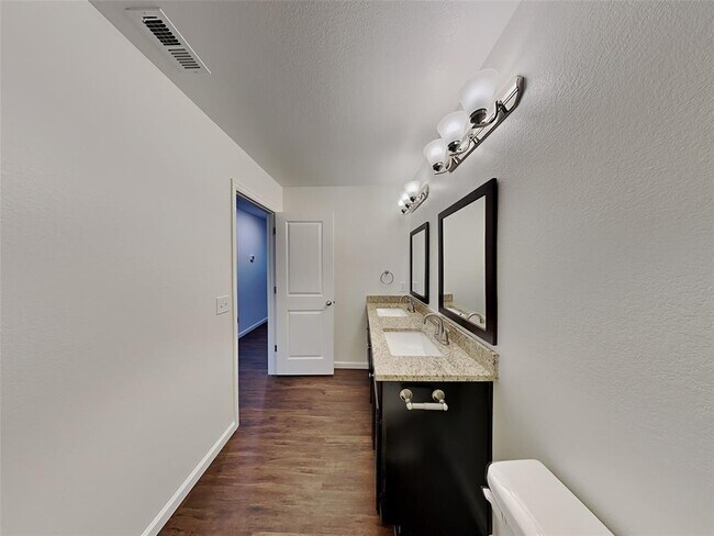 Building Photo - 5023 Highland Crest Dr