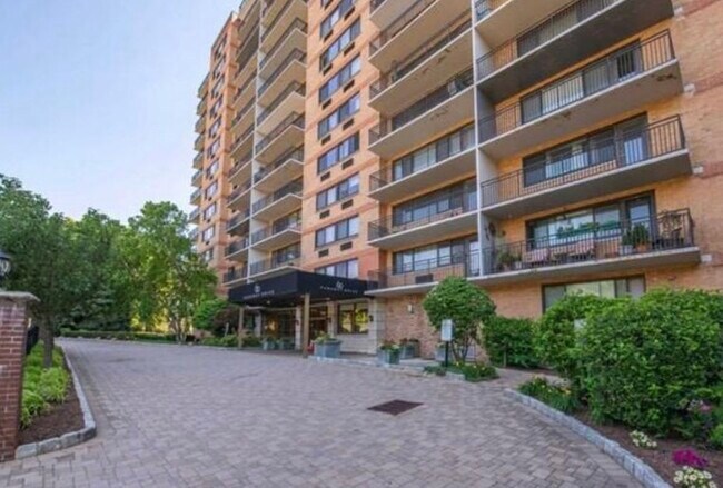 Building Photo - 60 Parkway Dr E