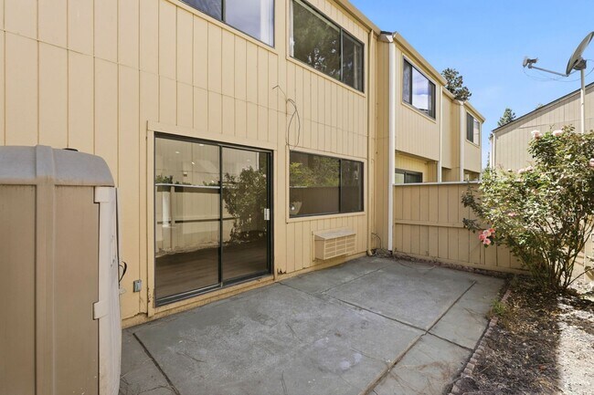 Building Photo - 3001 Kaiser Dr