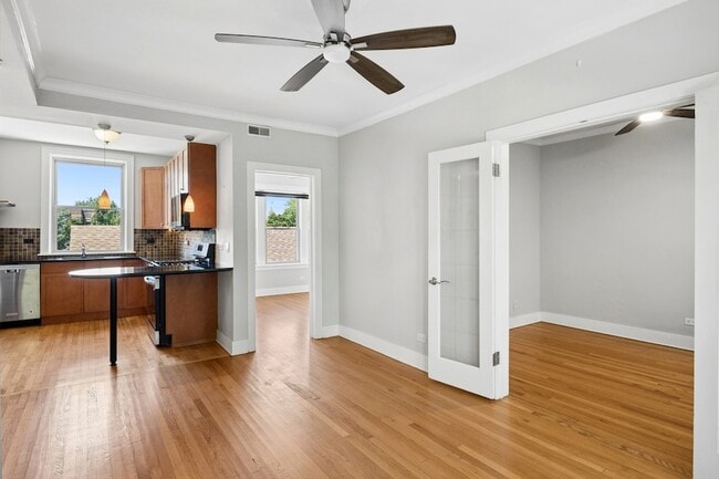 Building Photo - 1702 W Catalpa Ave
