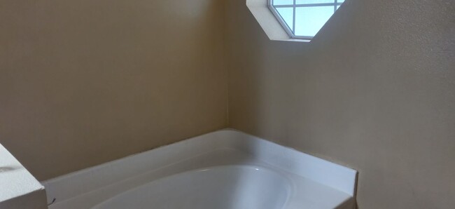 Building Photo - 4 bedroom 2 bath