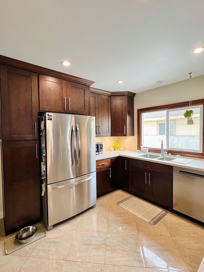 Building Photo - Charming Spanish 3 Bedroom Available!