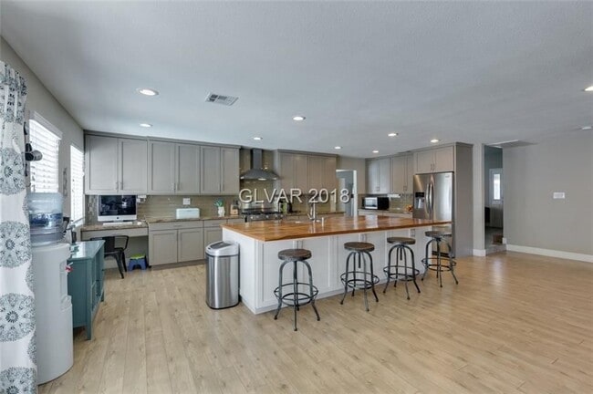 Building Photo - 6BD/5BA!! POOL/SPA!!