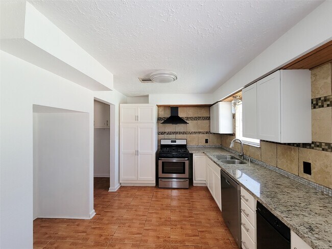 Building Photo - 409 S Travis