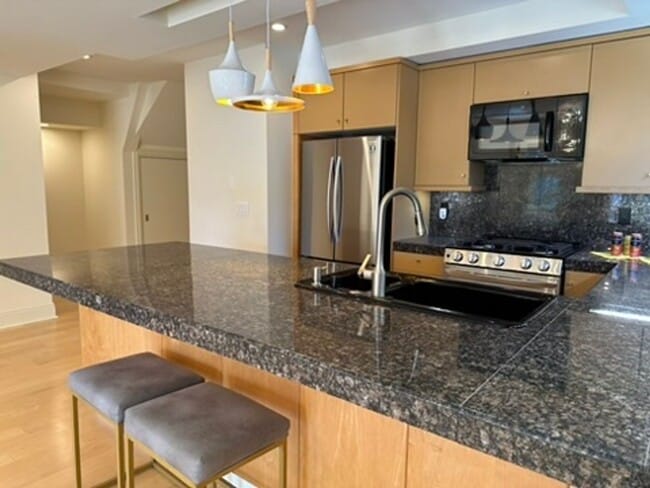 Building Photo - Epic REA- Serene 2 BR/1 BA Flat w/Private Deck & Yard in Lone Mountain
