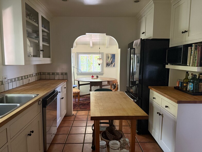 Building Photo - 8301 Marmont Ln