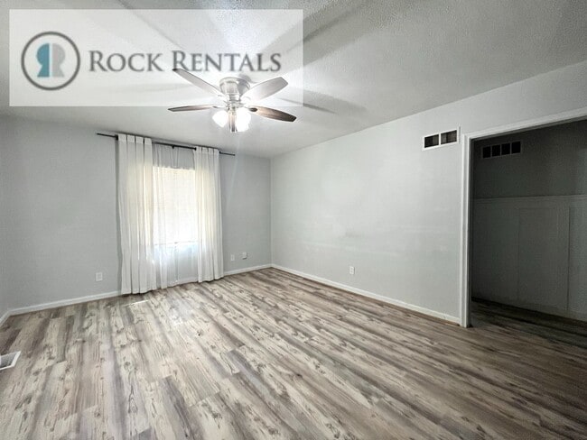 Building Photo - 3 Bed 2 Bath with a Basement Bonus Room