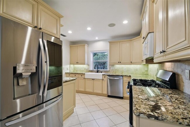 Building Photo - 2918 W Coachman Ave