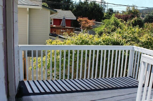 Building Photo - 6 bedroom, 2 Bath Home Available in August!