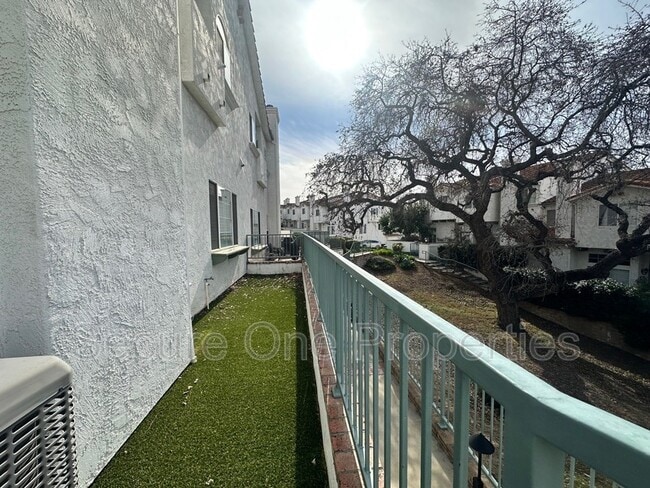 Building Photo - 379 Westlake Vista Ln