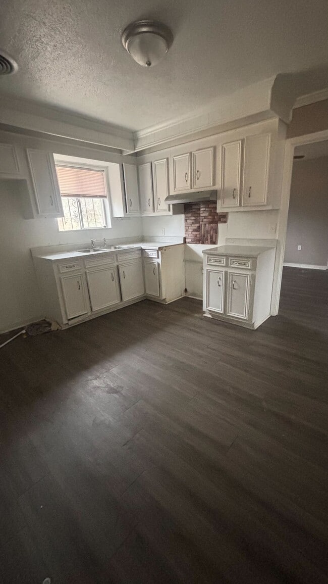 Building Photo - 147 Strafford St