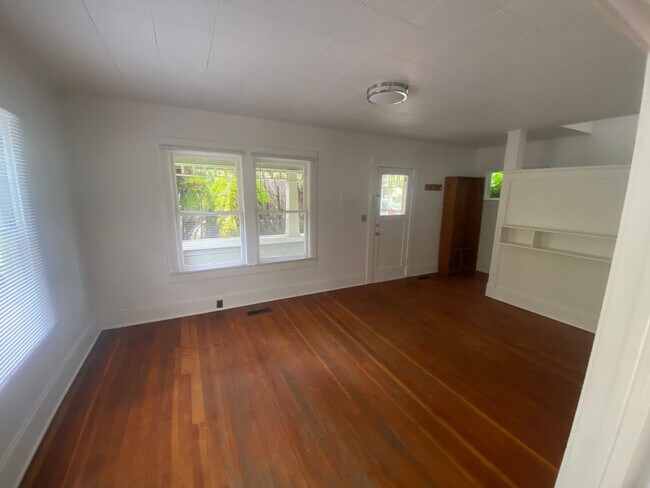 Building Photo - 1647 Villard St