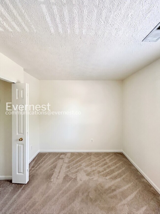 Building Photo - 3 Bed/2.5 Bath Townhome with Garage / Available Now!