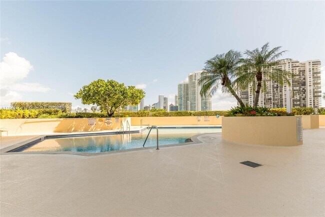 Building Photo - 2475 Brickell Ave
