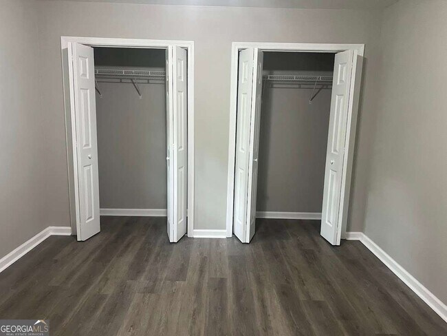 Building Photo - 1996 Chestnut Log Dr