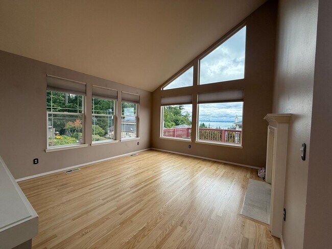 Building Photo - BREATHTAKING VIEW OF SEATTLE, MT RAINIER, ...