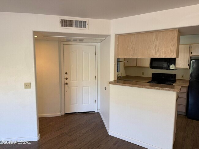 Building Photo - 5751 N Kolb Rd