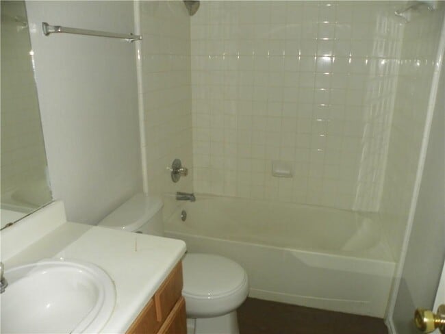 Building Photo - 2221 Creekside Ln