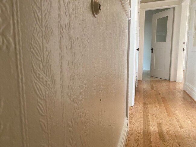 Building Photo - Renovated Top Floor 1BR/1BA. Dual-Pane Bay Windows. Backyard!