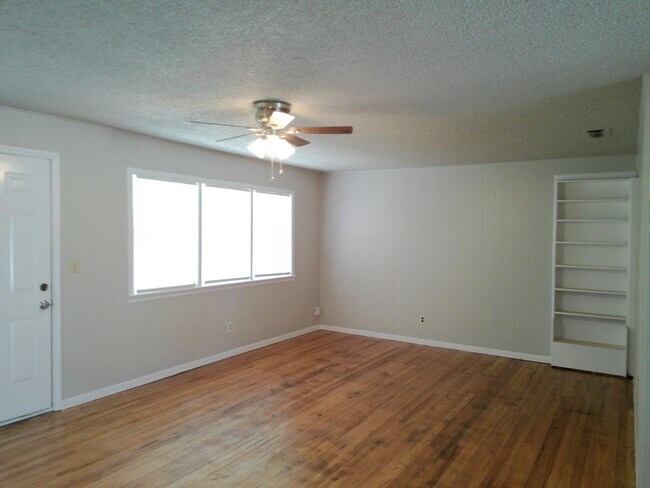Building Photo - August move in