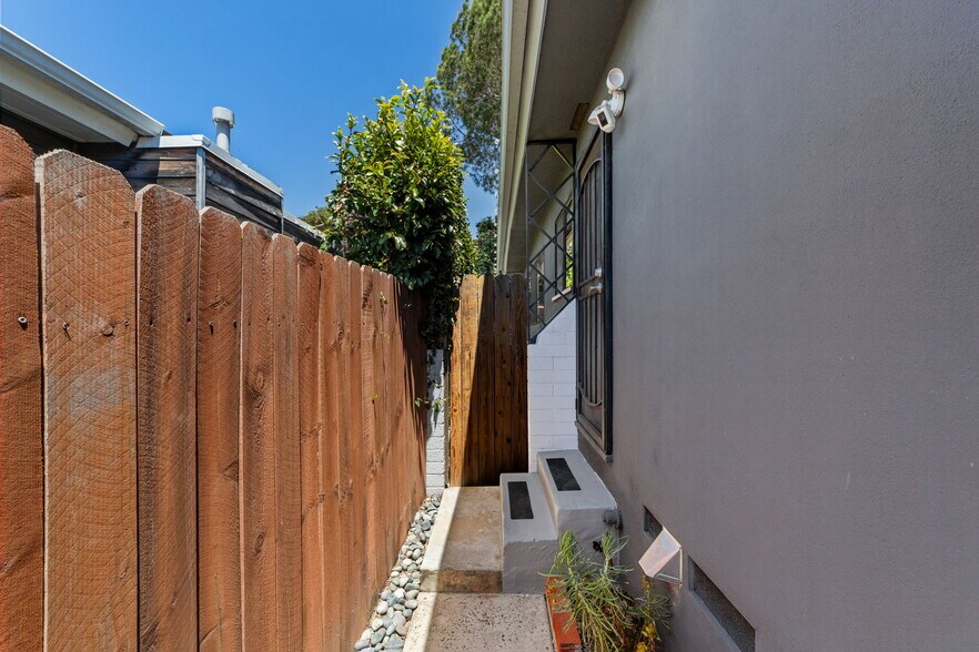 Building Photo - 4759 Baylor Dr