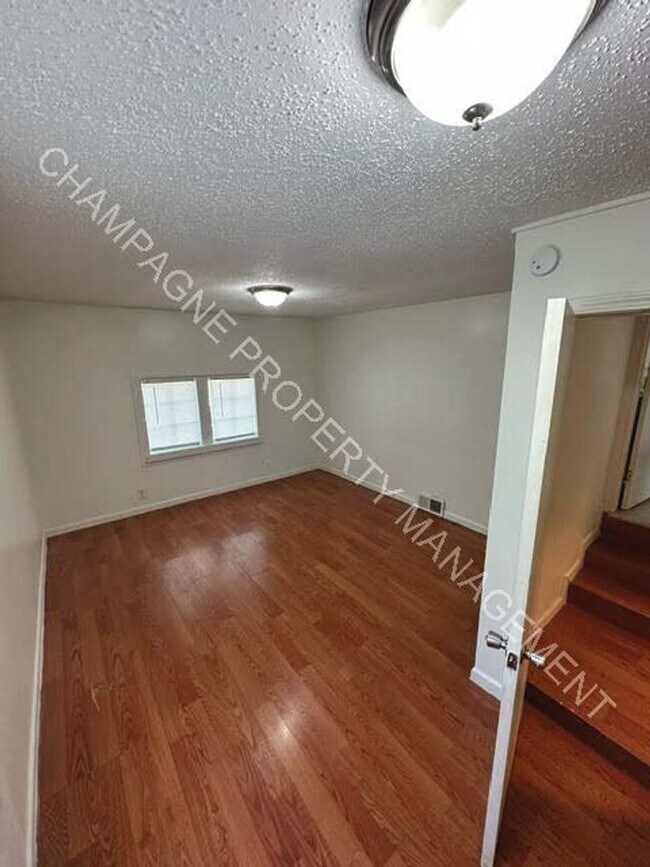 Building Photo - Home in Ruskin Heights